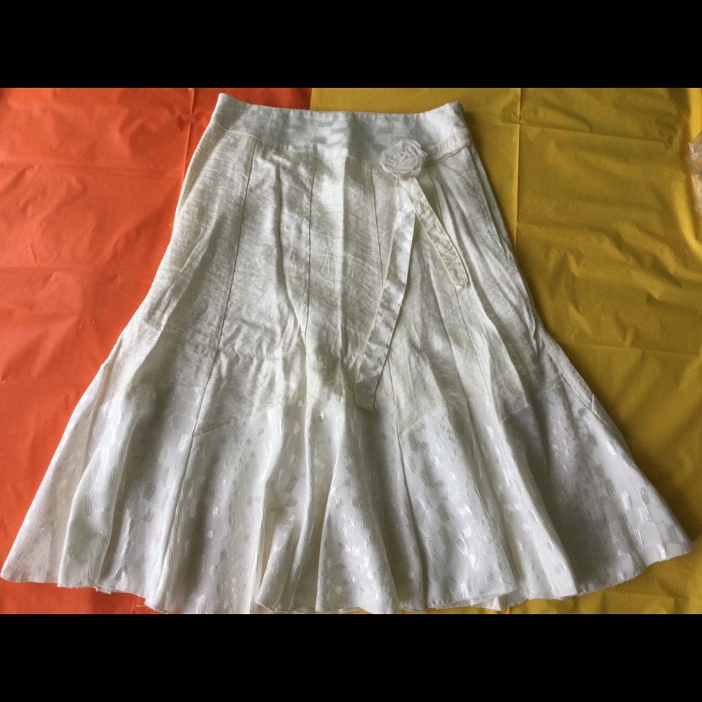 MOA skirt. White. Flower bow on front.